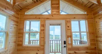 Gorgeous tiny home cabin!Perfect for couples, small families or business travel!