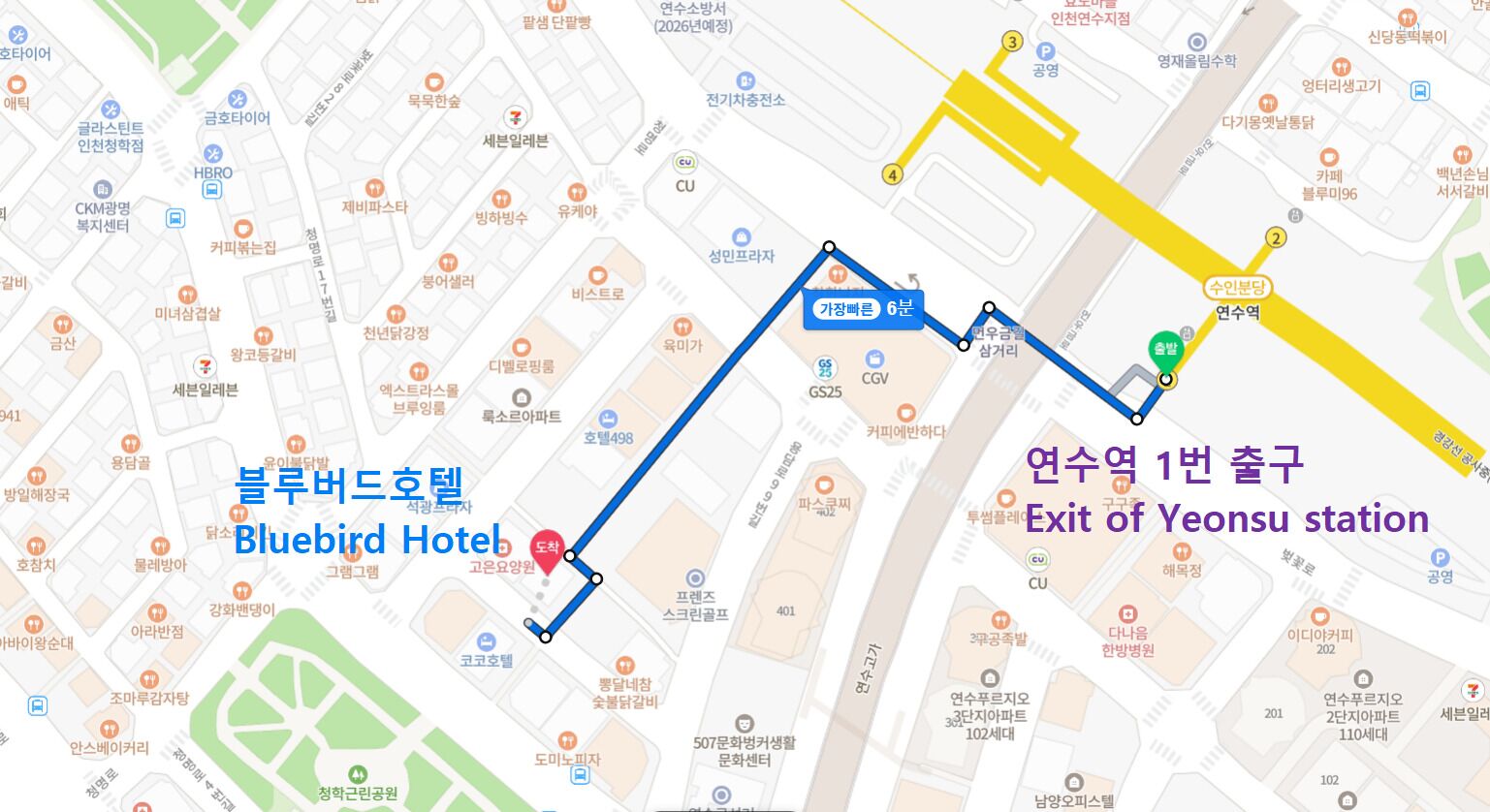 Un mapa con una ruta resaltada desde el Hotel Bluebird hasta la salida de la estación Yeonsu.