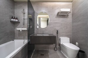 Deluxe Double Room, City View | Bathroom | Designer toiletries, hair dryer, bathrobes, slippers - Bluebird Hotel (Incheon)