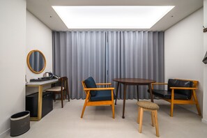 Habitación Premier doble, 1 cama de matrimonio grande, vistas a la ciudad | Ropa de cama de alta calidad y colchones con acolchado adicional