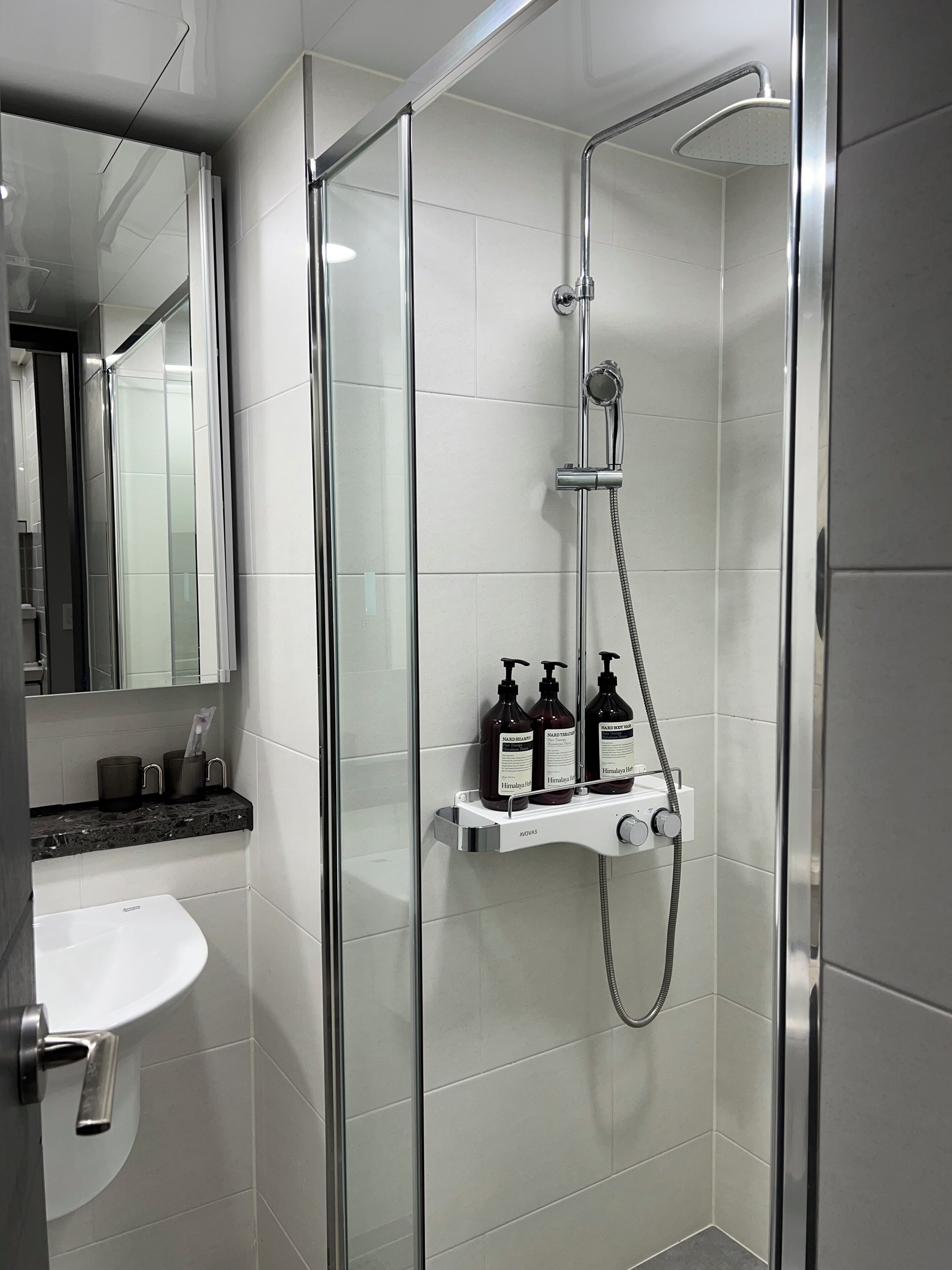 Deluxe Ondol | Bathroom | Shower, hair dryer, slippers, bidet