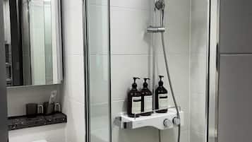 Deluxe Ondol | Bathroom | Shower, hair dryer, slippers, bidet