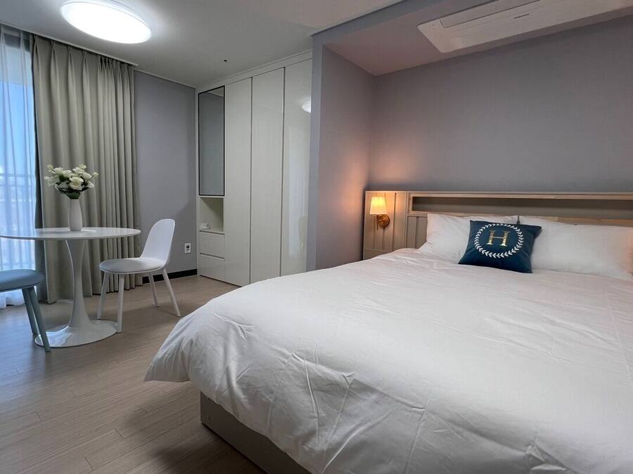 Premium bedding, down comforters, desk, WiFi (free)