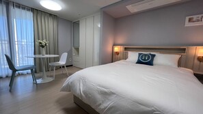 Deluxe Double w Terras A Type | Premium bedding, down comforters, individually decorated - HoyaStay (Yeosu)