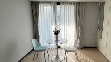 Dobbeltrom – deluxe, terrasse (A Type) | Sengetøy av topp kvalitet, dundyner og individuelt dekorert