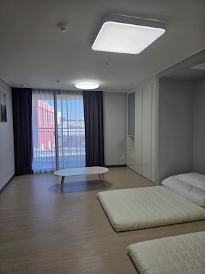 Deluxe-Zimmer, 1 Schlafzimmer, Nichtraucher, Balkon | Hochwertige Bettwaren, Daunenbettdecken, individuell dekoriert