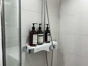 Ducha, secador de pelo, bidet, toallas