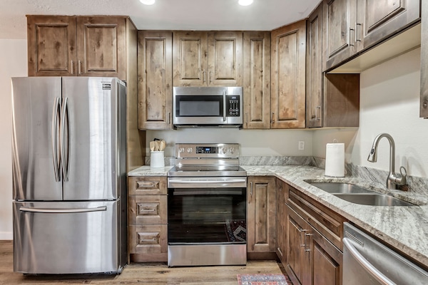 Een koelkast, een microgolfoven, een oven, een kookplaat