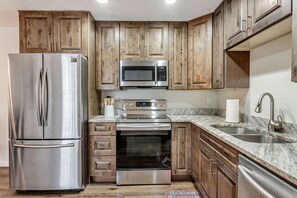 Réfrigérateur, four à micro-ondes, un four, surface de cuisson