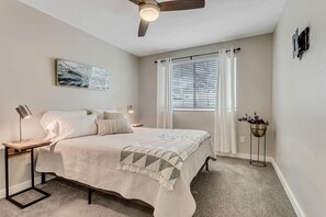 2 chambres, fer et planche à repasser, lit de bébé portatif