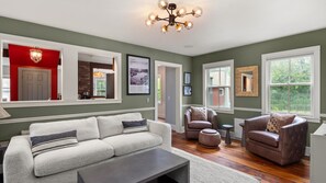 Smart TV, books - Stunning Vermont Farmhouse in Stowe Town Center (Stowe)