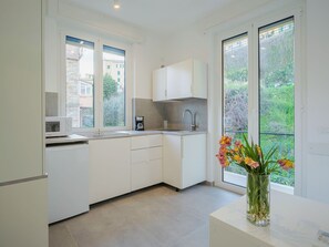 Kühlschrank, Mikrowelle, Kochgeschirr/Geschirr/Besteck