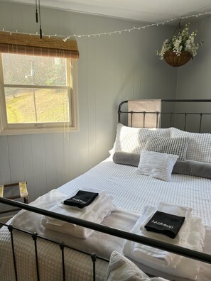 3 quartos, escrivaninha, ferros/tábuas de passar roupa