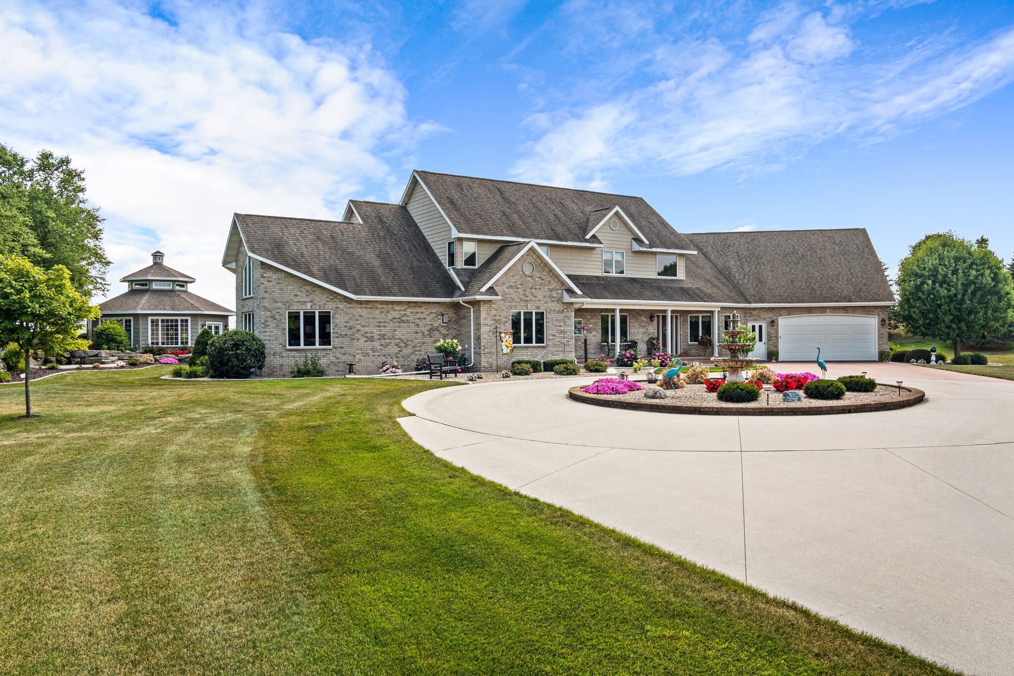 Cozy Estate with indoor Pickle ball and Hot tub.  Golf, Fishing, Pet friendly