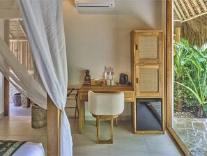 Desk, blackout drapes, iron/ironing board, free WiFi - ARYA Sumba (Kodi)