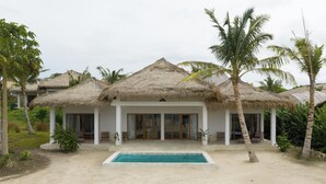 Three Bedroom Beachfront - Private Pool | 私人游泳池