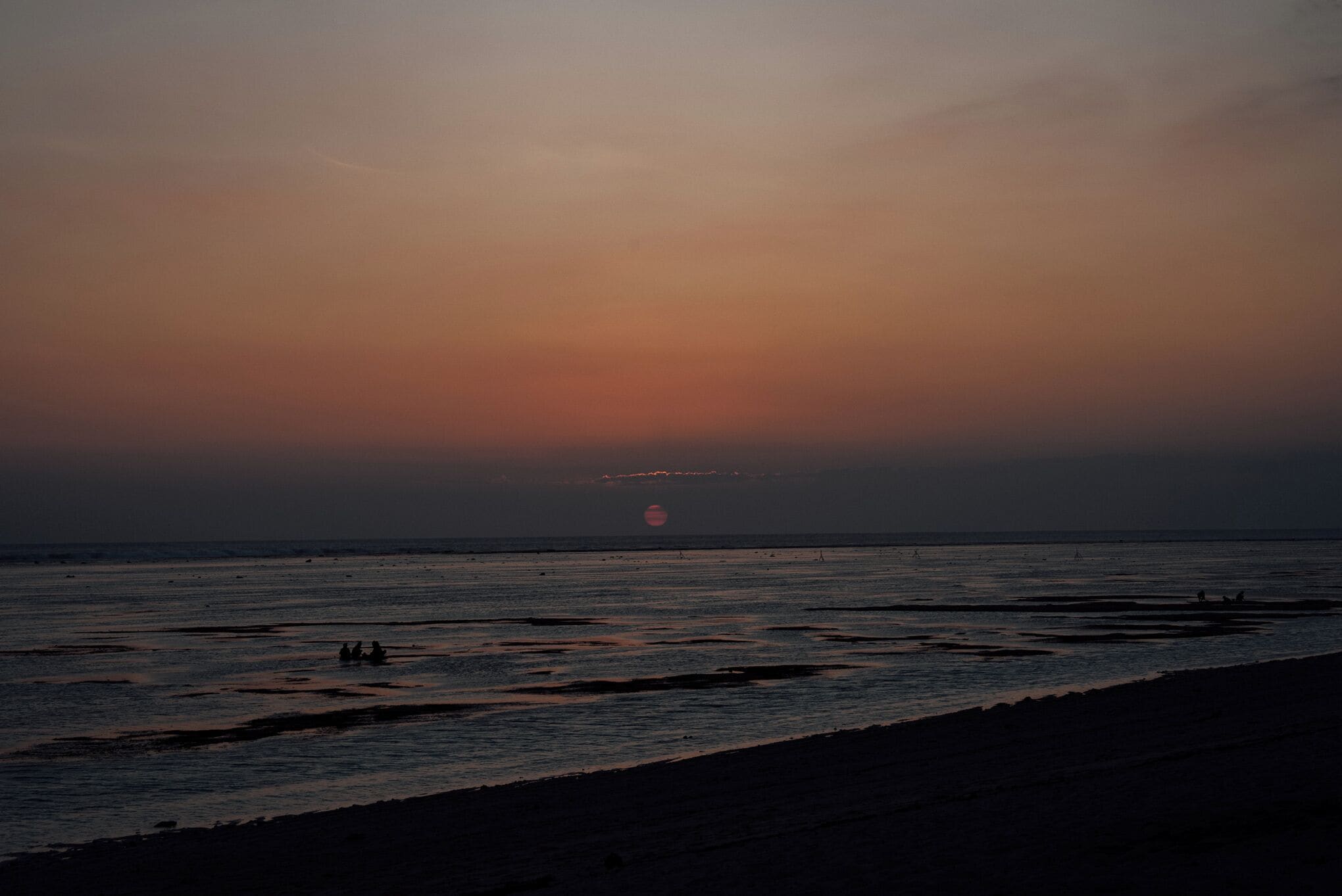 Vista frontal de la propiedad por la tarde o noche
