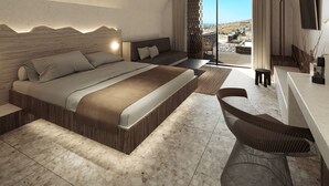 Un dormitorio amplio con una cama grande, zona de estar y vistas al exterior.