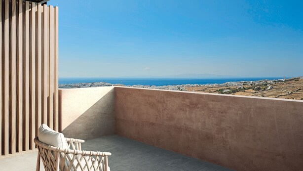 A balcony with wicker furniture and a view of the sea. - Sun Aeriko (Tinos)