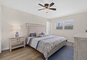 3 bedrooms, iron/ironing board, WiFi, bed sheets - A family friendly getaway in Englewood with a pool and close to the beach! (Englewood)