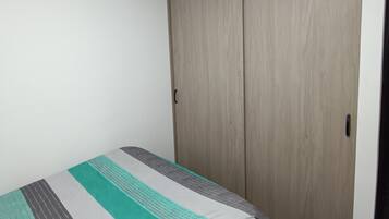 2 habitaciones, tabla de planchar con plancha, wifi y ropa de cama