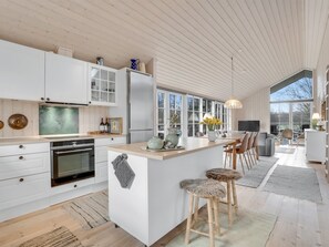 Réfrigérateur, four, lave-vaisselle, chaise haute