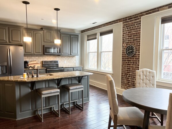 Kühlschrank, Mikrowelle, Ofen, Herdplatte