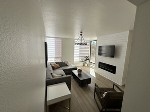 Una Smart TV, una chimenea