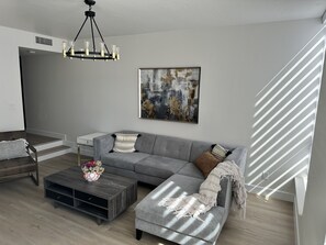 Una Smart TV, una chimenea