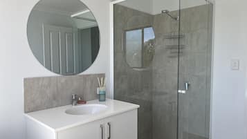 Douche, séchoir à cheveux, serviettes fournies, savon