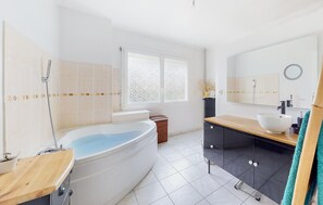 Hair dryer - 3 bedroom stunning home in Lanvaudan (Lanvaudan)