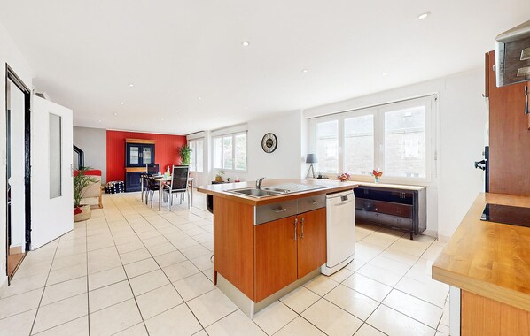 Een koelkast, een oven, een vaatwasser