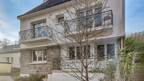 A two-story building with a balcony on the second floor. - 3 bedroom stunning home in Lanvaudan (Lanvaudan)