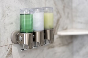 Secador de cabelo, toalhas de banho, sabonete, shampoo