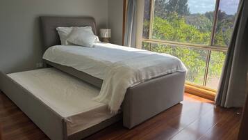 4 bedrooms, iron/ironing board, WiFi, bed sheets