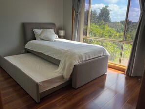 4 bedrooms, iron/ironing board, WiFi, bed sheets