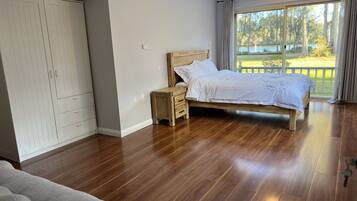 4 bedrooms, iron/ironing board, free WiFi, bed sheets