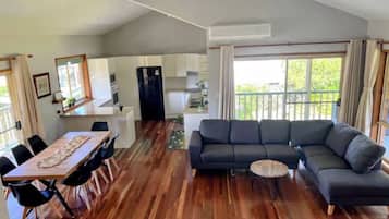 Smart TV, tenis de mesa y monitor de computadora