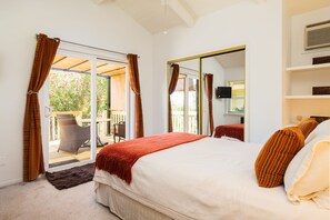 3 chambres, bureau, fer et planche à repasser, lit de bébé portatif