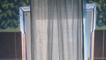 Doccia, asciugacapelli, asciugamani, sapone