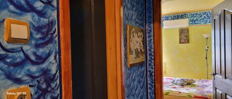 2 slaapkamers, een bureau, een strijkplank/strijkijzer, gratis wifi