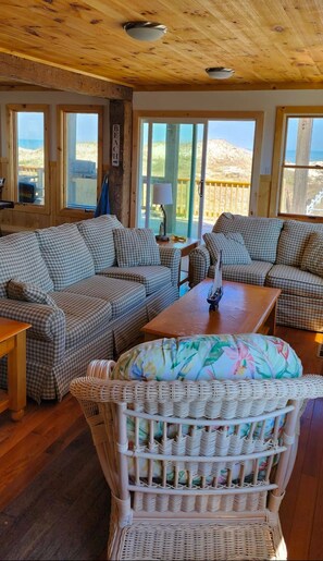 Smart TV, ping pong - Rodanthe N.C.Historical, restored. Ocean front house, Toes in the sand at beach (Rodanthe)