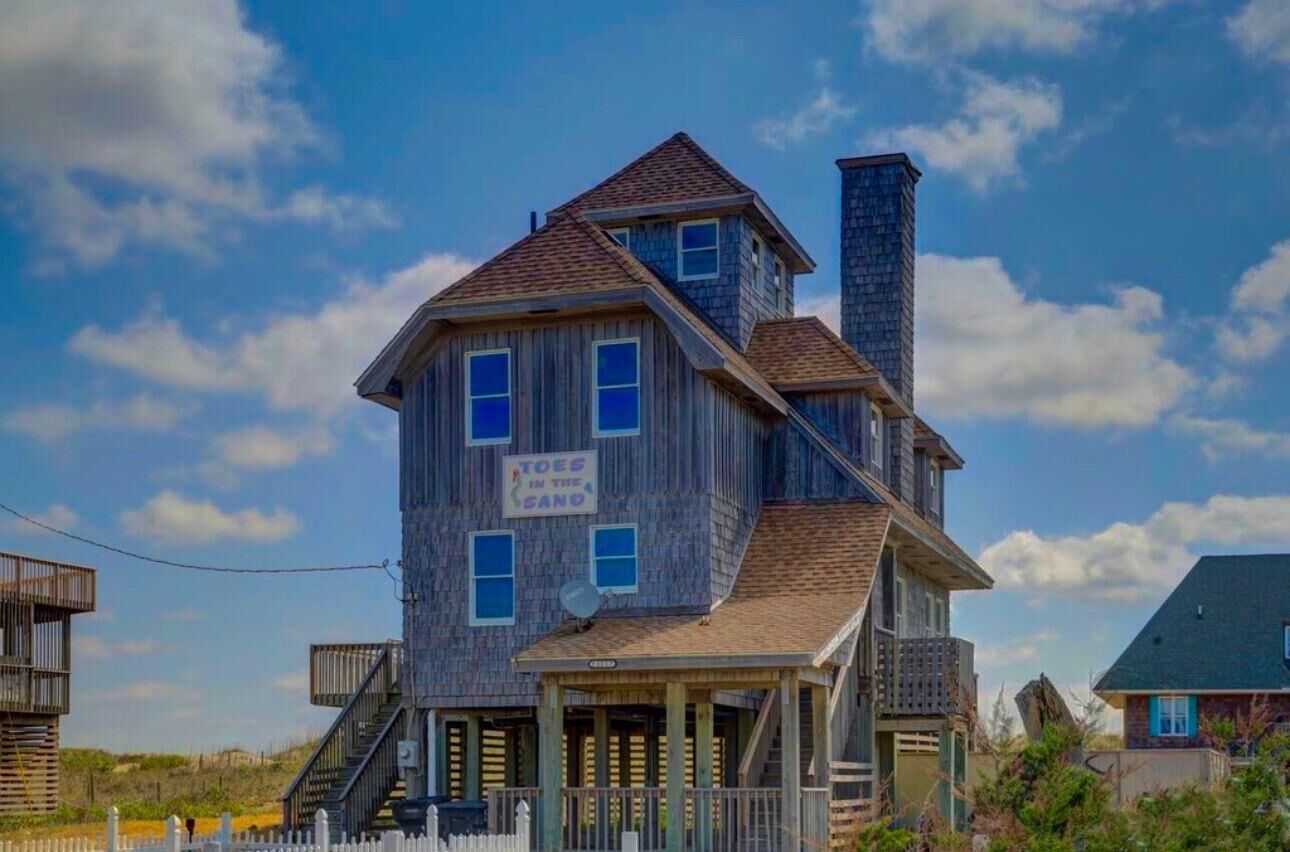 Rodanthe N.C.Historical, restored. Ocean front house, Toes in the sand at beach