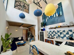 Private kitchen - Santorini Inspired 1 BR Apt 5 Mins to Finns (Kec. Kuta Utara, Kabupaten Badung,)