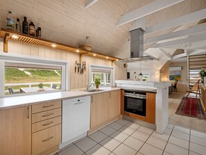 Kylskåp, mikrovågsugn, ugn och diskmaskin