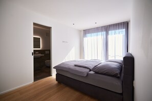 3 habitaciones, caja de seguridad en la habitación y escritorio 