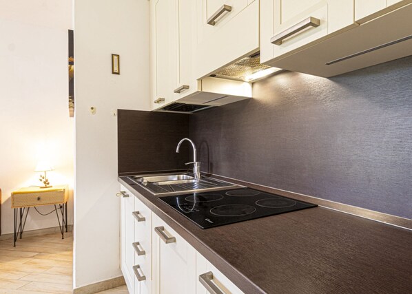 Fridge, dishwasher - Gardenia Apartment, centrally located, perfect for those who want to forget the car, with outdoor sp (Marina di Campo)