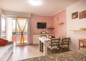 Dining - Patrizia, apartment a few steps from the pedestrian center of Marina di Campo equipped with air cond (Campo nell'Elba)