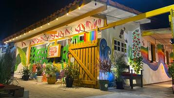 Fachada da propriedade à noite