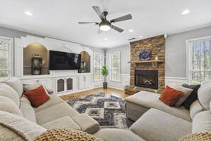 Smart TV, chimenea y impresora 